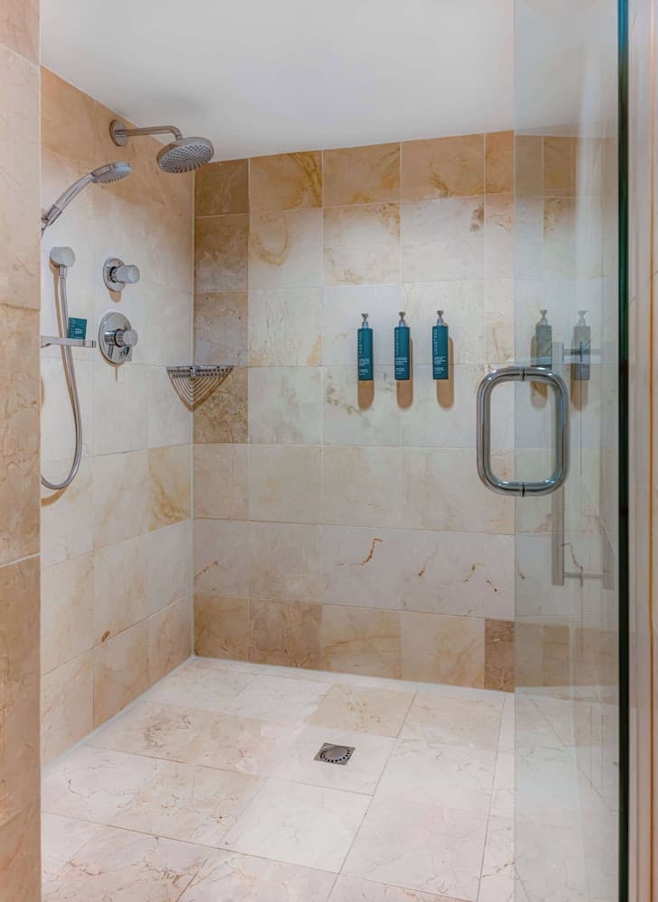 Badkamer met douche