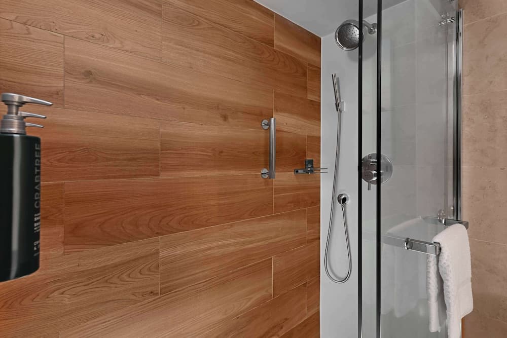Badkamer met douche