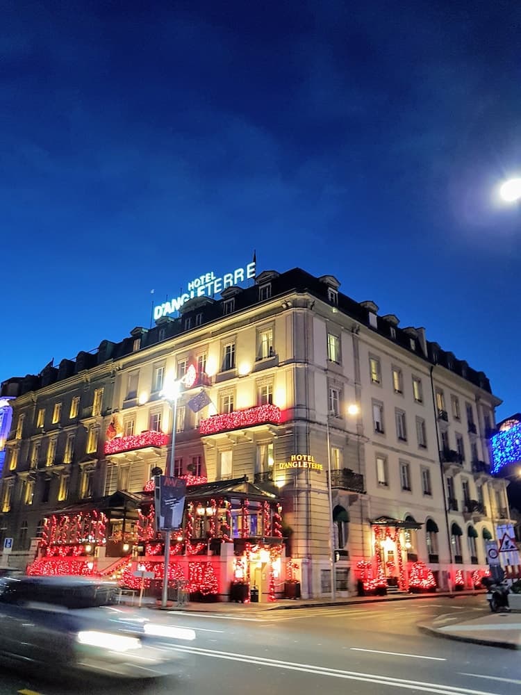 Voorkant accommodatie - avond/nacht