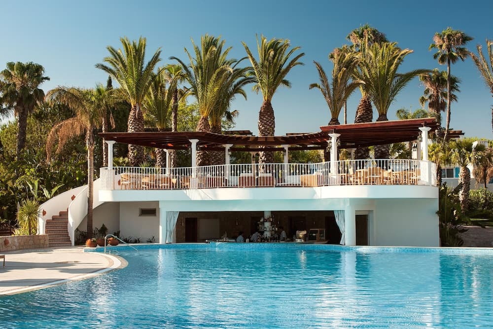 Swim-up bar