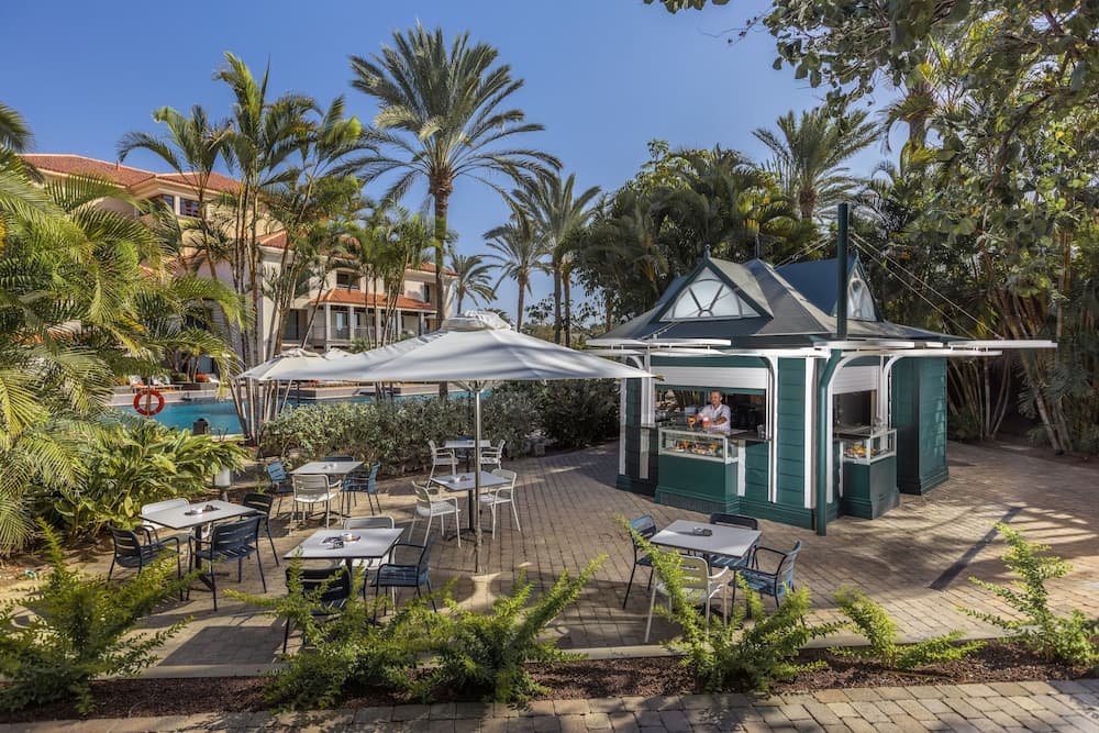 Swim-up bar