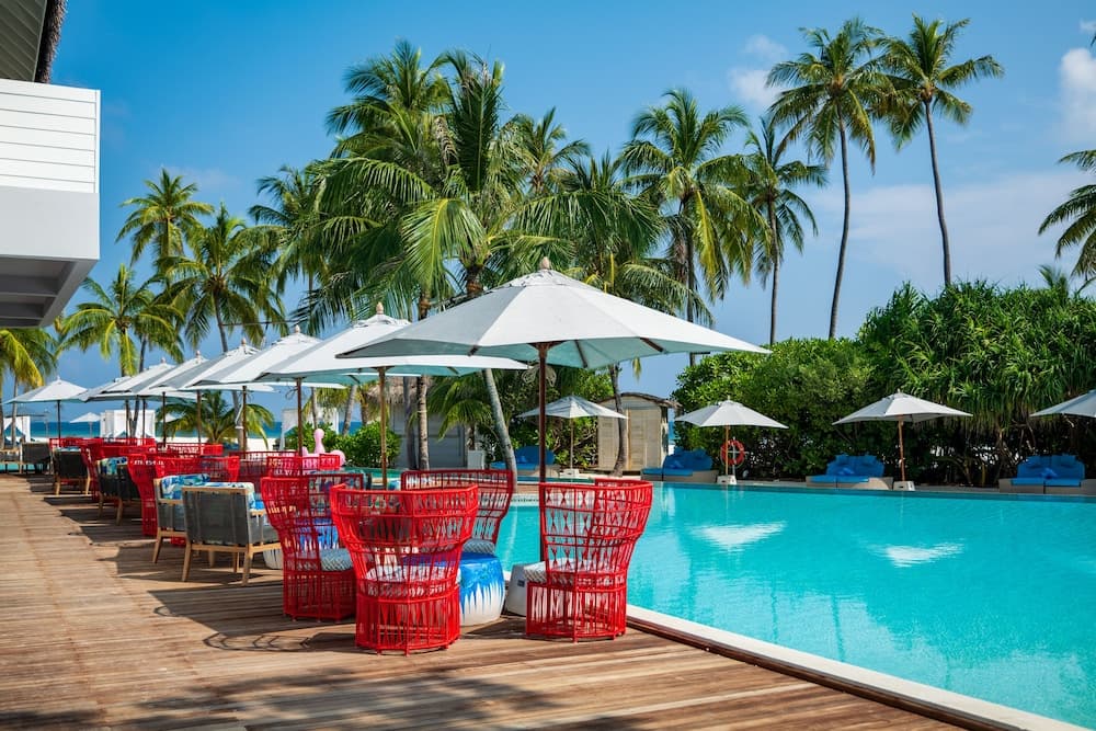 Swim-up bar