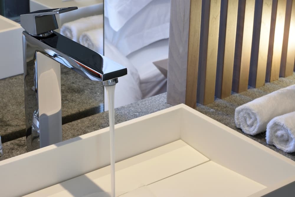 Badkamer met wastafel