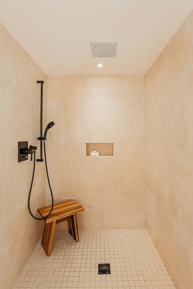 Badkamer met douche