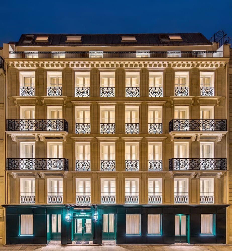 Voorkant accommodatie - avond/nacht