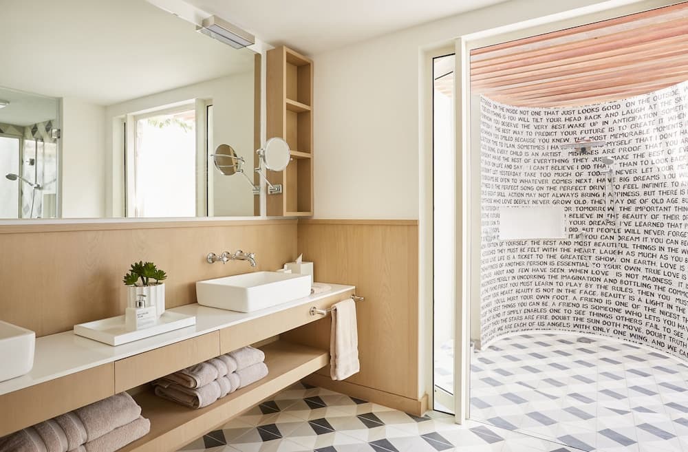 Badkamer met wastafel