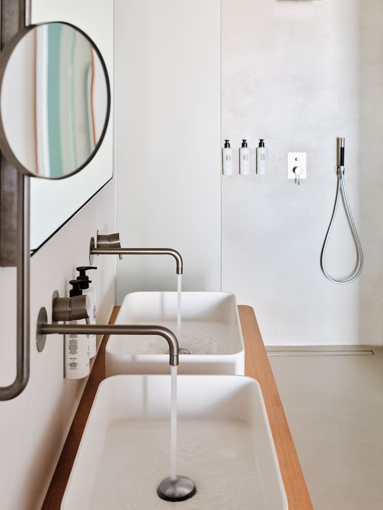 Badkamer met wastafel