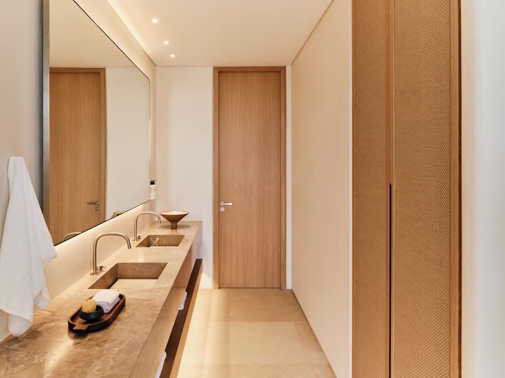 Badkamer met wastafel
