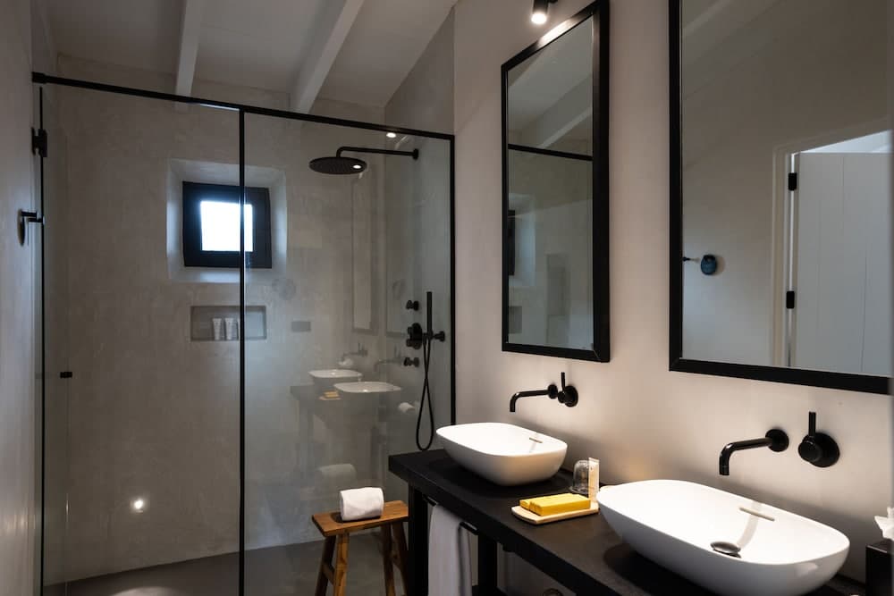 Badkamer met wastafel