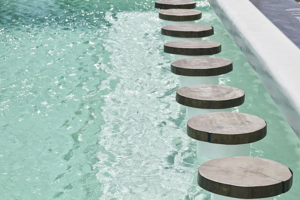 Swim-up bar