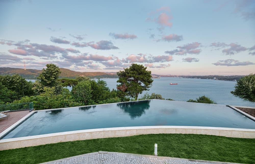 Infinity pool