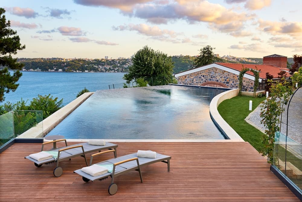 Infinity pool