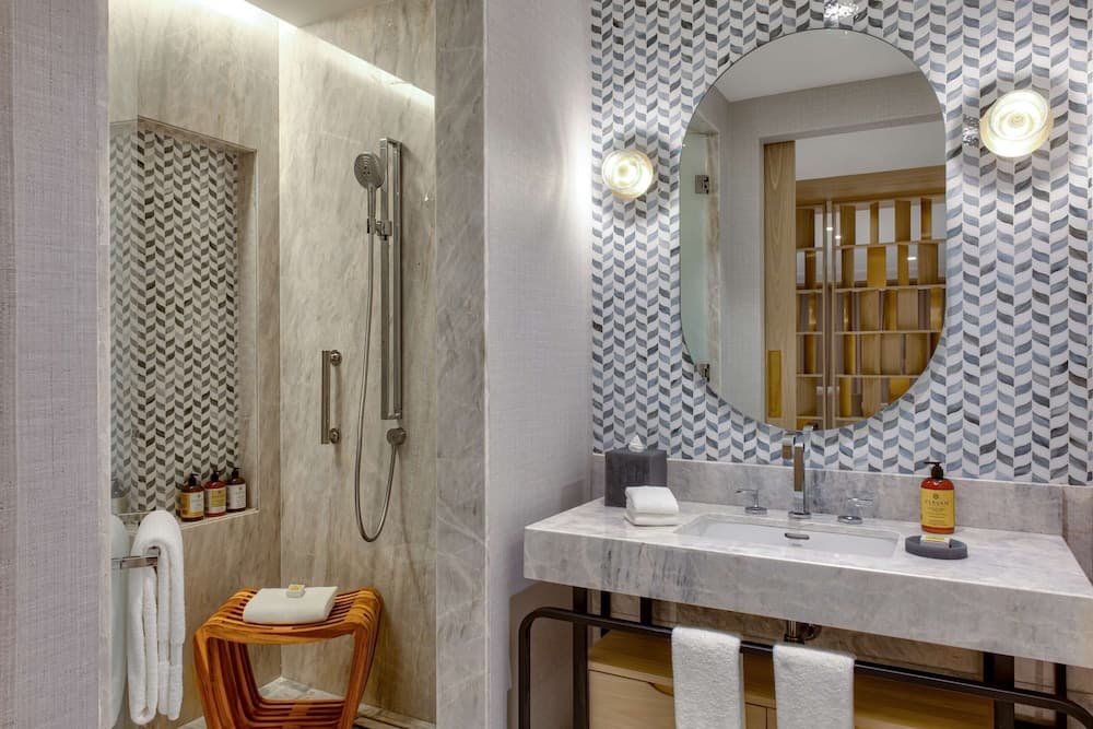 Badkamer met douche