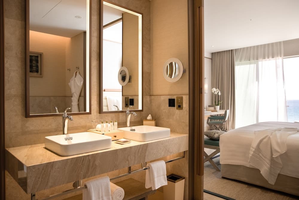 Badkamer met wastafel